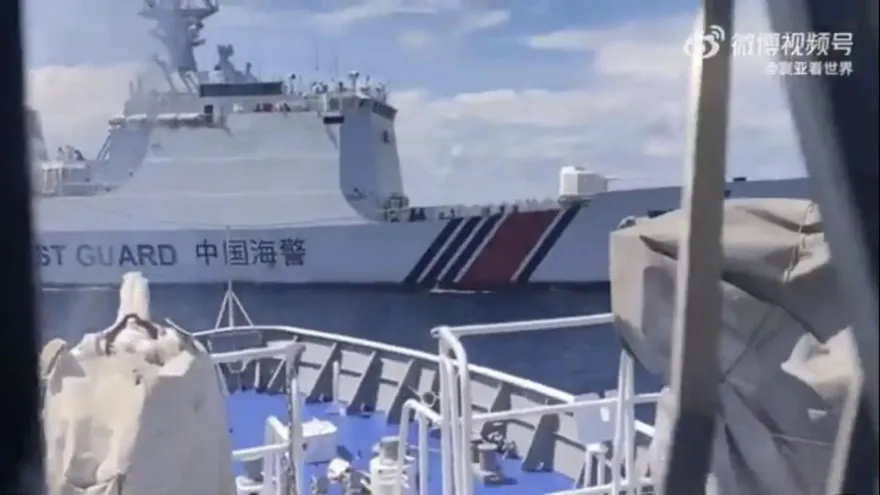 影/仁愛礁對峙影片曝光！陸海警船「1打4」強力驅趕菲艦