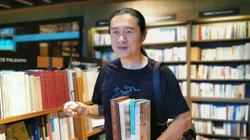 60歲黃安認了軟掉！突曬「飯店超兇辣妹」自拍照　轟：這種臉恐怖