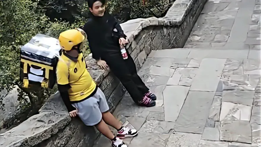 影/你敢點我就送！遊客泰山頂上訂鍵盤　外送員徒步爬山收2200元跑腿費