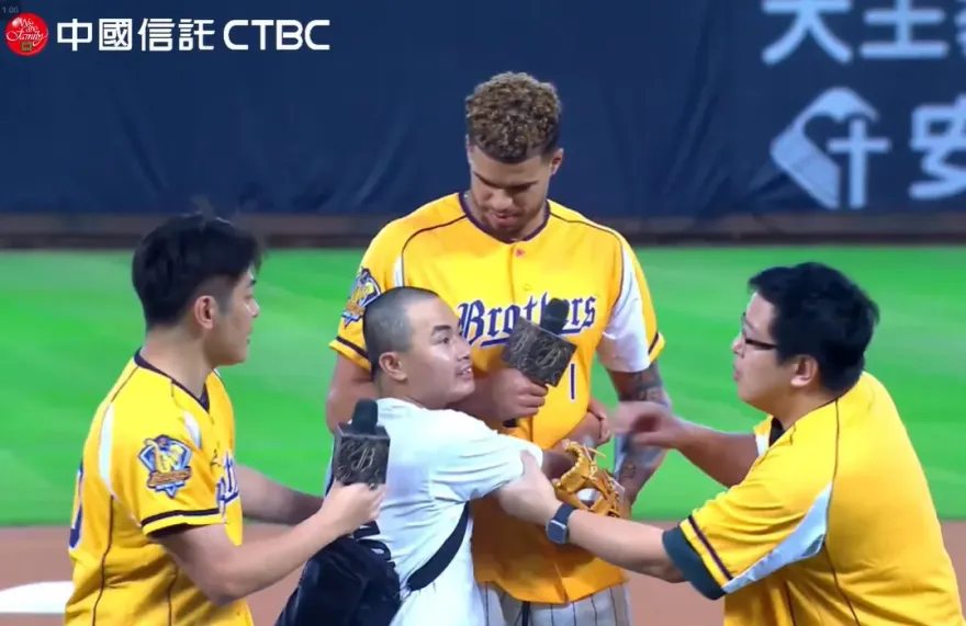 快訊/吃屎哥亂入中信兄弟開球！強抱NBA球星MPJ