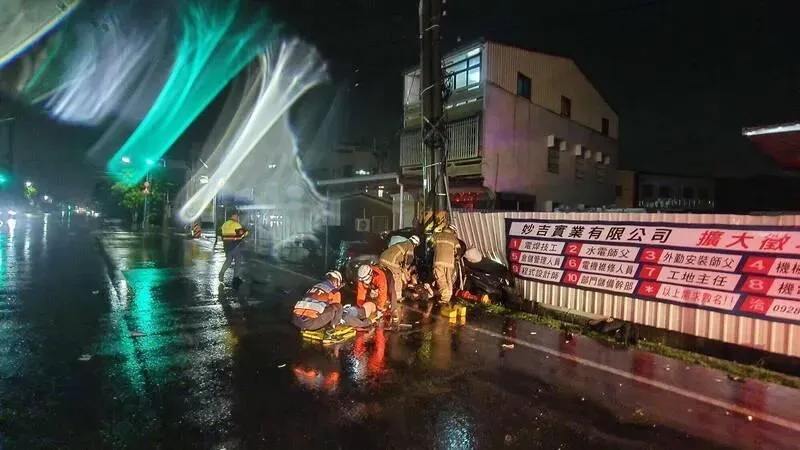 台南賓士「自撞電線桿」！3受困2噴飛車外　夫妻重傷身亡