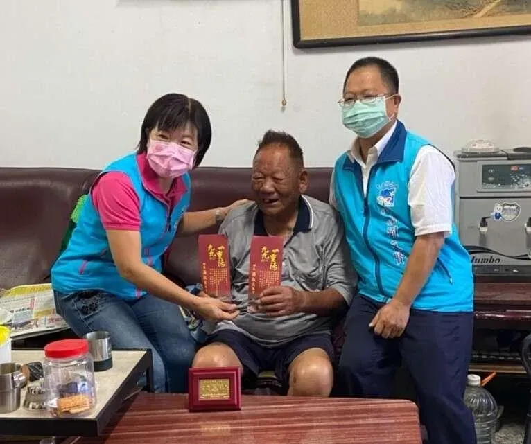 長者領錢啦！「重陽敬老金」發放中　1萬5千人喜拿紅包