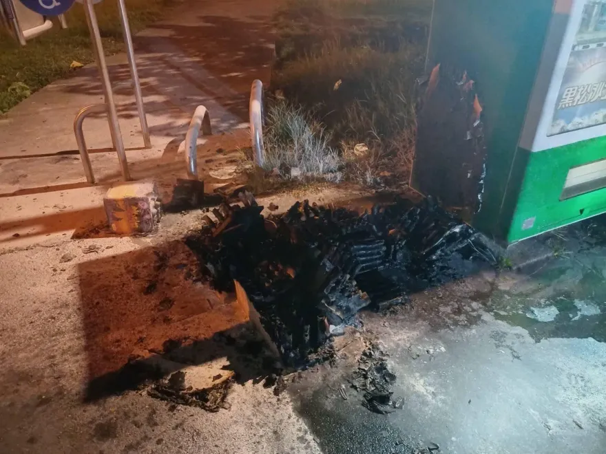 放完高空煙火就閃人！燒損公園販賣機　警追3車10人究辦
