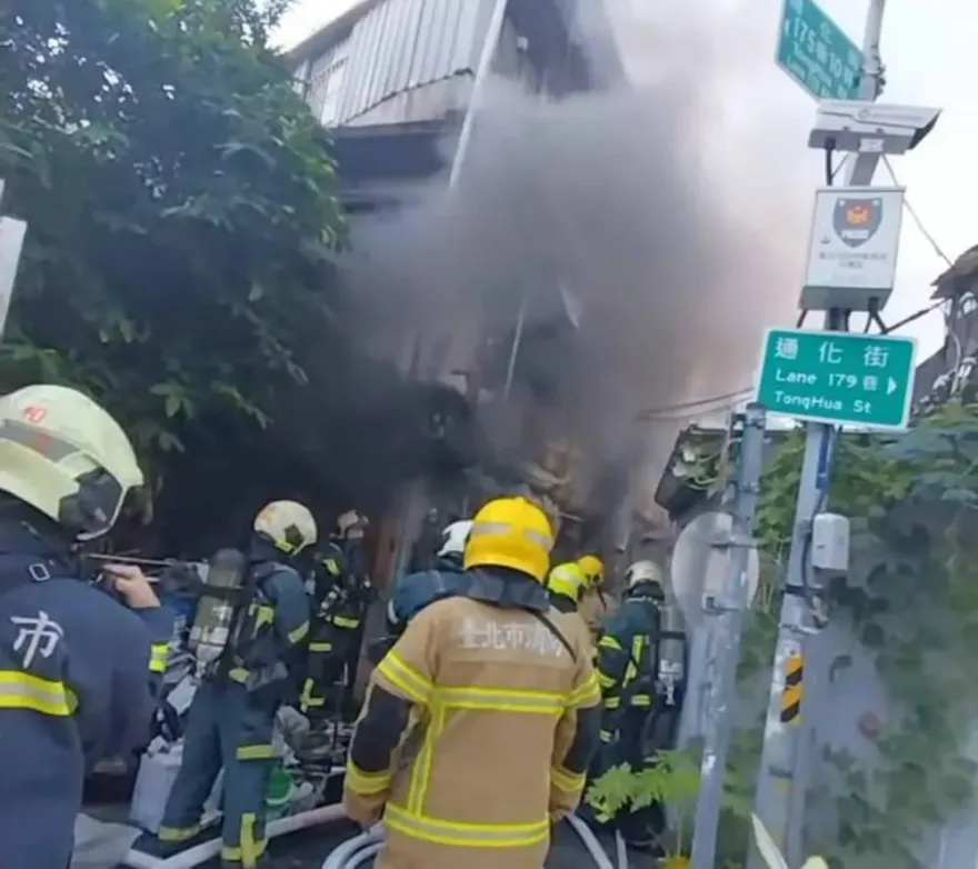 北市通化街「民宅失火」！雜物堆積釀禍　7人急爬牆逃生