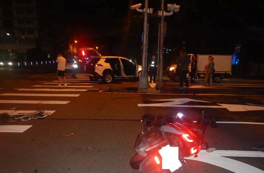 快訊/台中外送員遭休旅車衝撞！騎士噴飛數十公尺　車頭全毀命危送醫