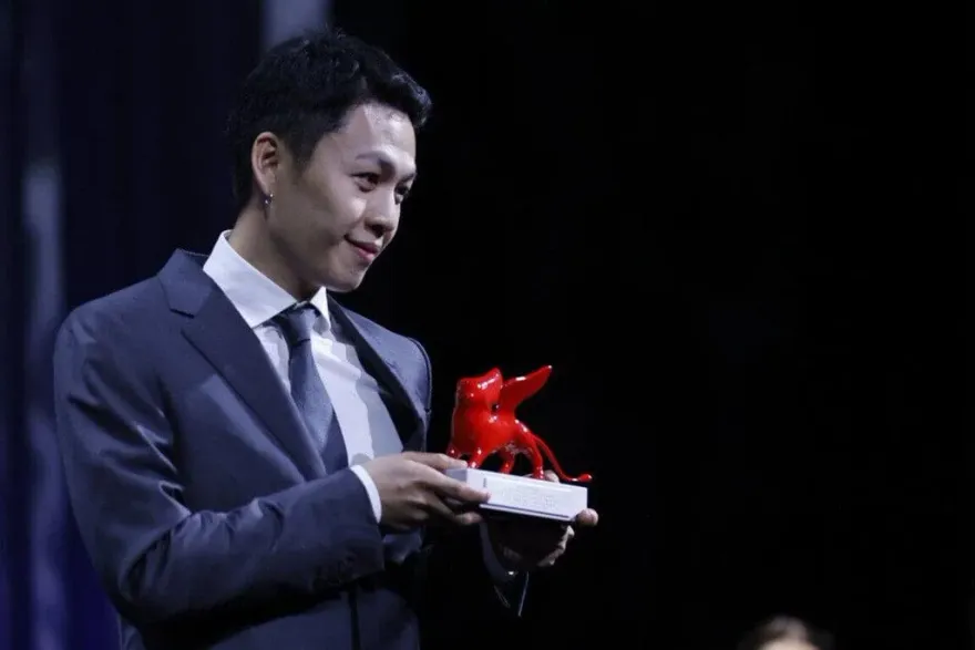 台灣第一人！李鴻其《愛是一把槍》奪未來之獅獎　台片睽違10年登威尼斯