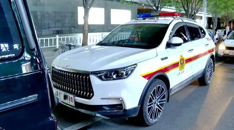 影/街頭驚現「高仿消防車」！他花錢改裝私家車只因「怕超速被抓」