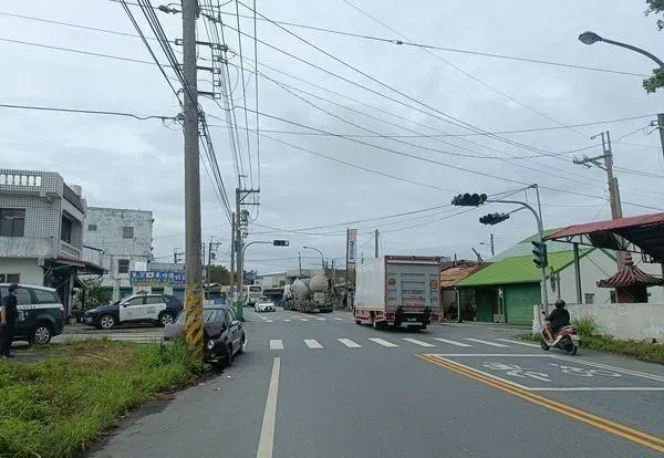 快訊/花蓮75歲婦人「自撞電線桿」！送醫搶救不治身亡