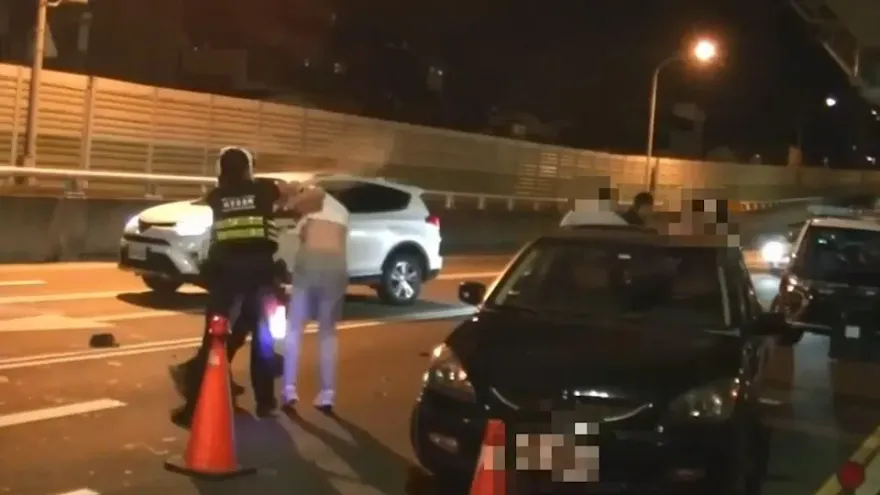 影/太囂張！新莊男拒檢還撂7人車拼　勇警3打9制伏「車上滿是槍毒」