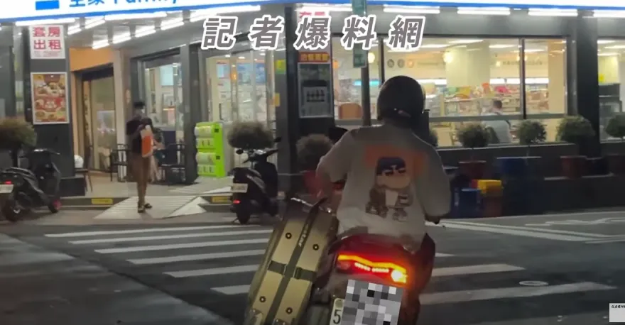 影/高手！台中男右手騎車左手拎行李箱、還能打方向燈　最高罰600元