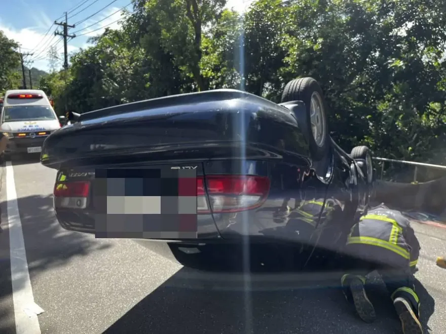 新北7旬翁載愛妻出遊恍神自撞！轎車「四輪朝天」橫躺平溪山路
