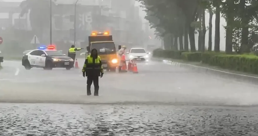 影/午後轟雨彈！雲嘉大淹水　嘉義交流道積水最深30公分