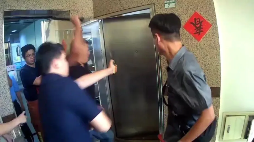 影/抓到了！永和ATM噴漆怪客躲家中　持刀拒捕被建請羈押