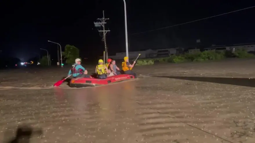 快訊/嘉義晚間暴雨狂襲！82快速道車輛受困　警消緊急救出32人