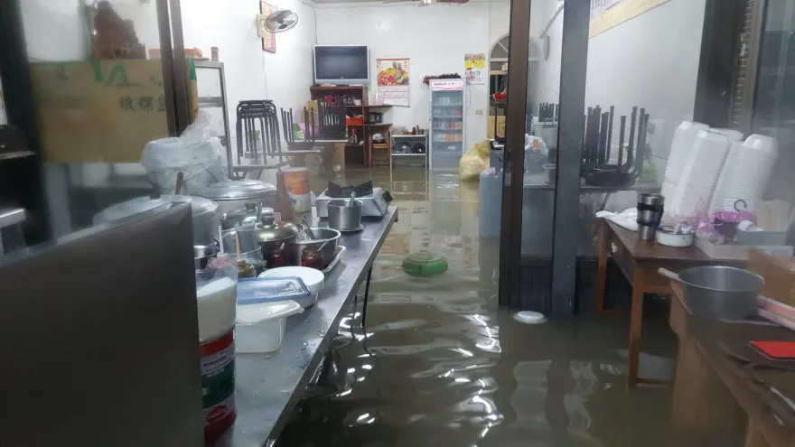 快訊/嘉義雨彈又雷擊！今晚下到明天　民雄民宅淹水、道路封閉
