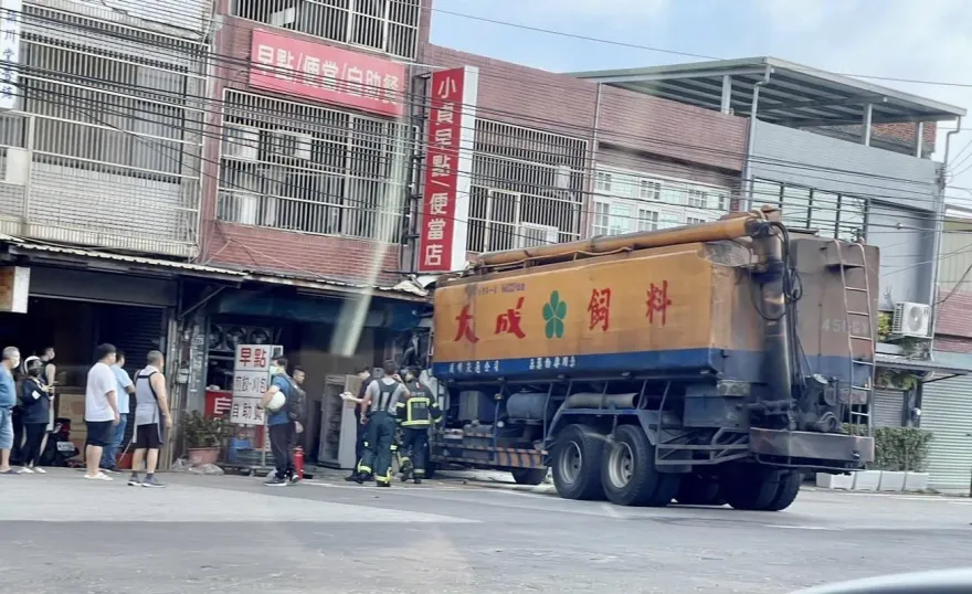 快訊/新竹湖口重大車禍　大型飼料車撞進民宅