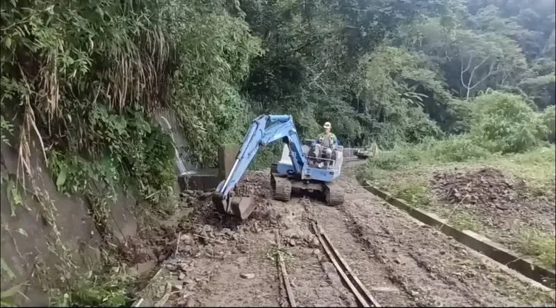阿里山林鐵2處鐵軌遭土石掩埋「已清除」　9/12再停駛1天