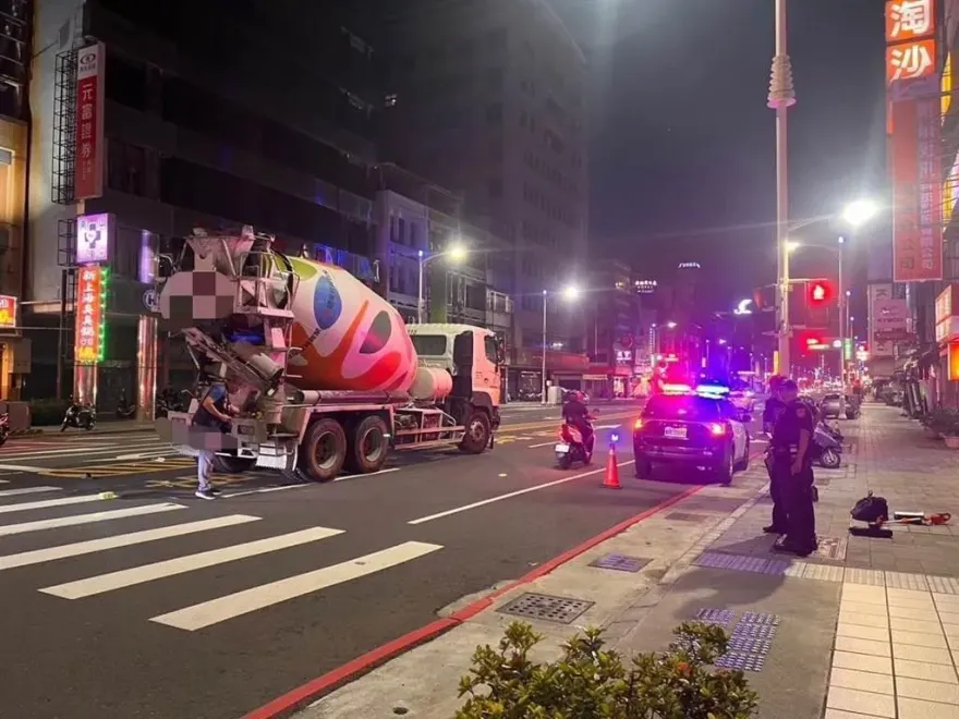 踩二輪被吸入水泥車底！他疑「車底有東西」急煞車　下車一看有人休克