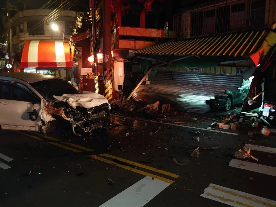 快訊／彰化轎車失控「衝民宅」！鐵捲門變形...車頭撞得稀巴爛　父子3人急送醫
