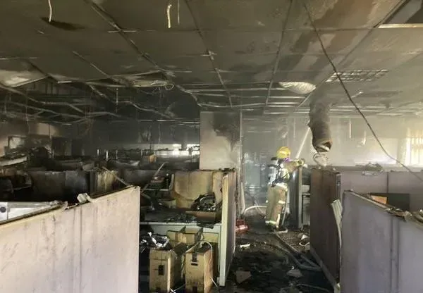 快訊/新竹湖口科技廠火警、4樓網路設備燃燒　整間辦公室熏到焦黑