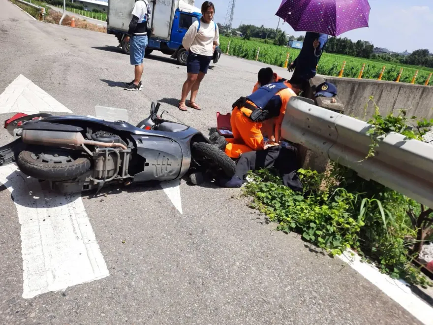 影/苗栗台61線死亡車禍！7旬翁遭小貨車撞噴飛　急救1hr回天乏術身亡