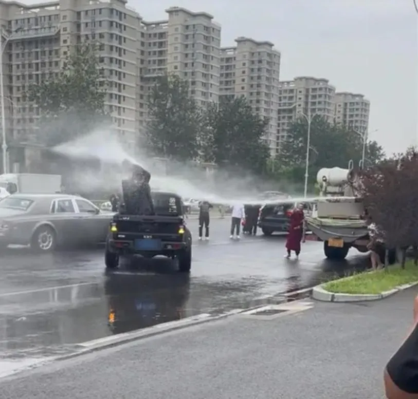 影/婚鬧天花板！新郎慘遭灑水車狂噴「挺不起腰」　網友：「沖喜」嗎？