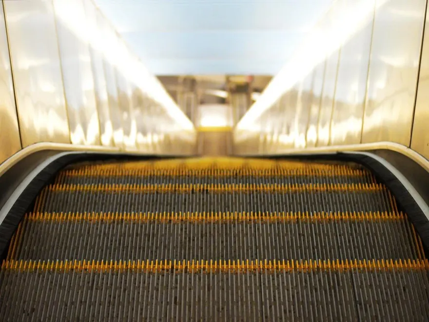 奪命意外！外套遭捲入手扶梯　日7旬翁魂斷JR車站