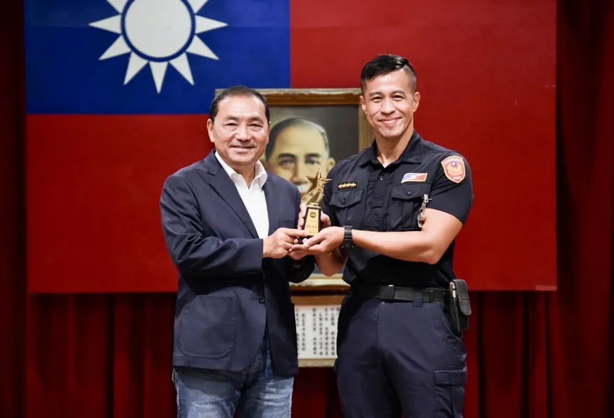 侯友宜出席警政會報　表揚保大警助腦麻童完成三鐵夢想