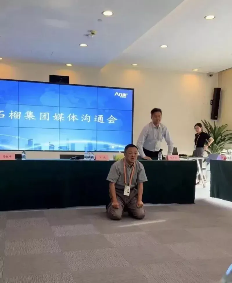 拒絕就被辱罵？百億房企被爆高層玩4P　老董下跪痛哭：「以生命做擔保」