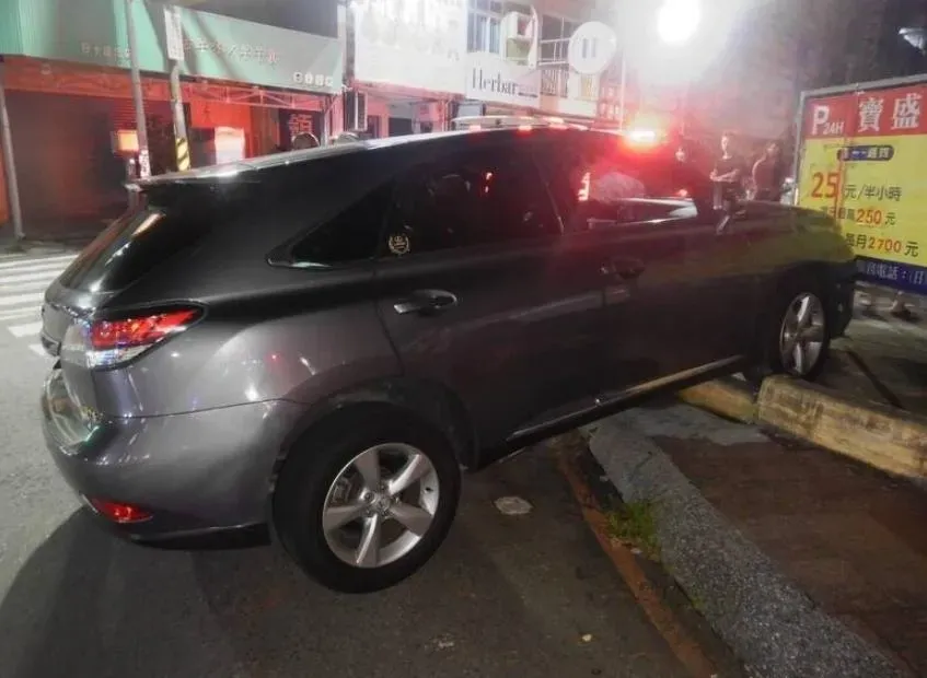 影/差點撞進停車場！高雄酒空男爛醉肇事　阿sir喊不醒只好破窗逮人