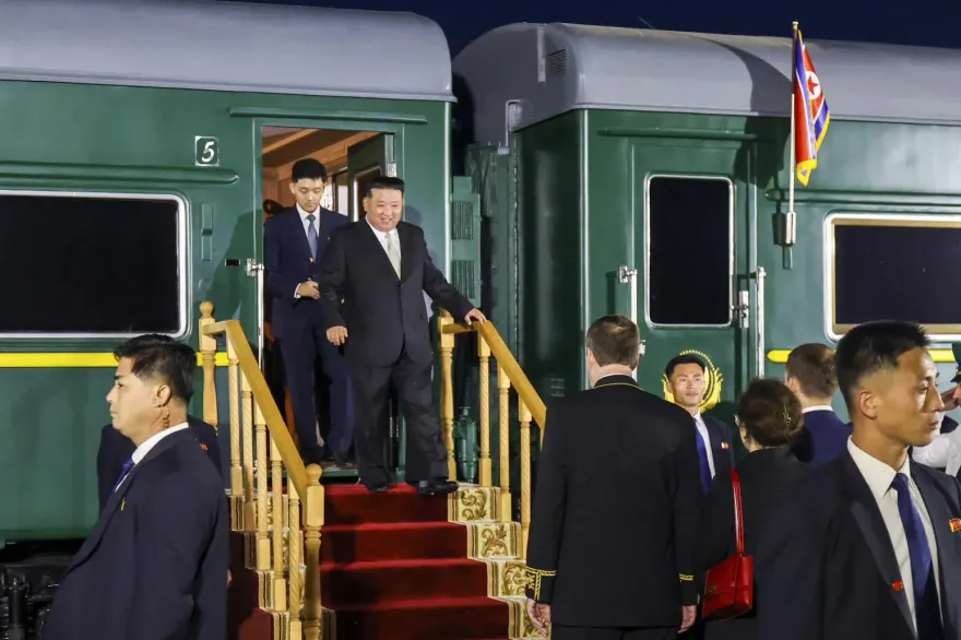 金正恩乘「太陽號」抵俄國邊境城市哈桑　會見高級官員滿臉笑容