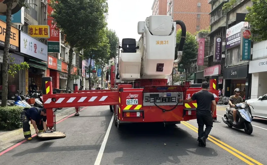 快訊/新北樹林婦人公寓4樓墜落　警消鋪設氣墊接住她保命