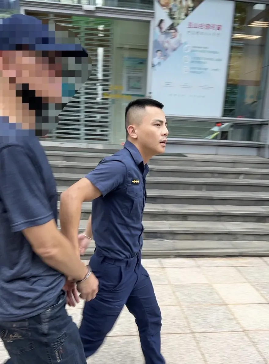 快訊/北市南港女子銀行門口遭噴辣椒水搶15萬　嫌犯遭包圍活逮