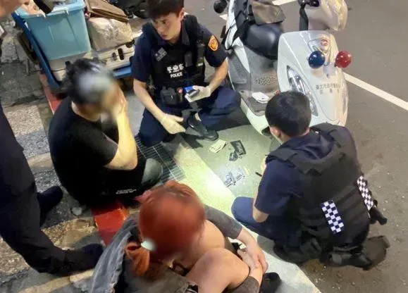 萬華男半夜遊蕩包包槍托露出　警盤查搜出3槍2彈