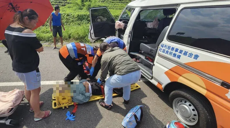 快訊/台南長照專車出意外！自撞電桿駕駛受困釀3人傷