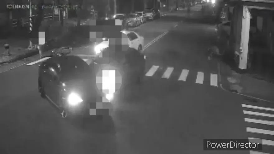 影/高雄球棒隊街頭逞凶！砸車衝撞波及無辜騎士　警逮6人送辦
