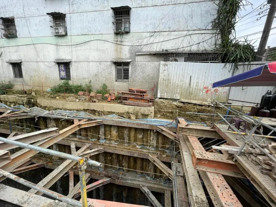大直樓塌翻版？基隆七堵工地開挖地下室　鄰宅牆壁地板龜裂還有1棟「已傾斜」