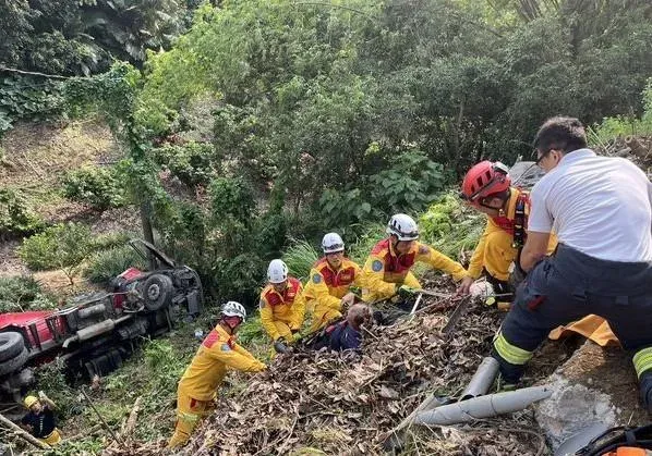 快訊/高雄水泥車失控墜「10米深邊坡」！駕駛受困搶救送醫