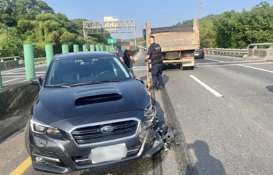台64線砂石車變換車道不慎　速霸陸遭擊落打滑180度車頭全毀