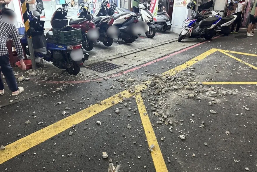 影/新北新莊公寓5樓突下磁磚雨　汽機車路過被擊中騎士受傷