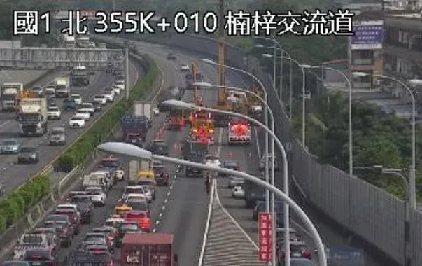 快訊/國1楠梓交流道「鋼捲」砸毀路面　封閉3車道回堵10公里