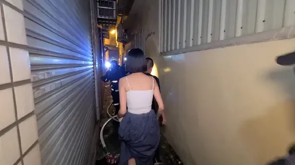 影/失火了！台中細肩帶妹子倉皇逃　老屋主錯愕：為何燒起來了？
