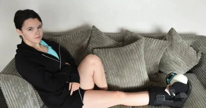 遊樂園排隊爆意外！英國13歲少女腳趾被砸碎「骨頭外露」
