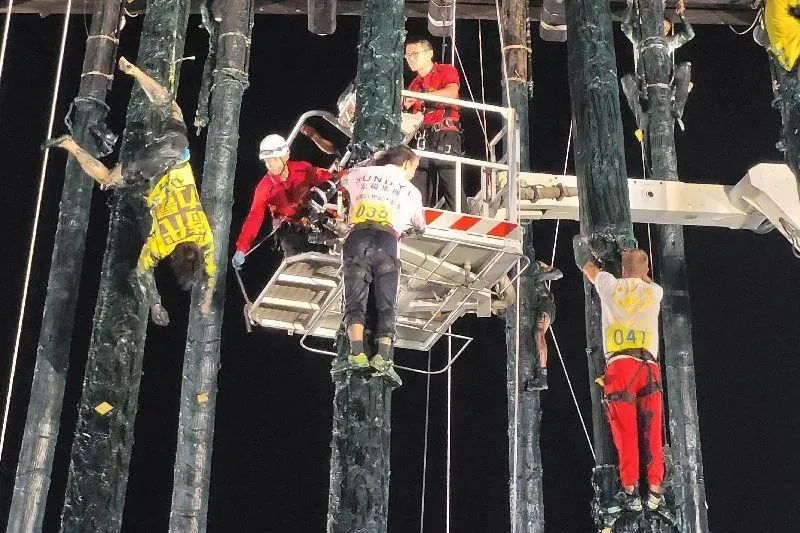 頭城搶孤驚見「男子倒掛空中」！主辦方曝原因：恐怕觸犯禁忌