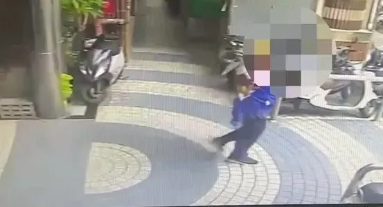快訊/無悔意！殺人父母兇嫌「步伐輕盈」箭步閃人　逃亡畫面曝