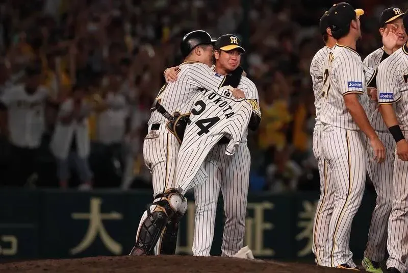 阪神虎封王！球員高舉癌逝前隊友球衣一同慶祝　橫田父親見這一幕超感動