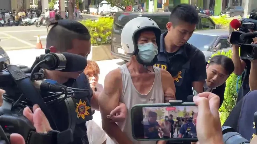 影/高雄恐怖阿伯殺鄰居夫妻！移送警局畫面曝　眼神充滿不屑