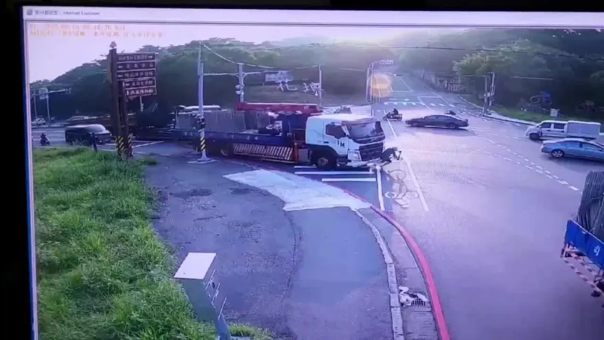 影/輾人驚悚畫面曝！彰化71歲單車翁遭大貨車捲入　插管搶救中