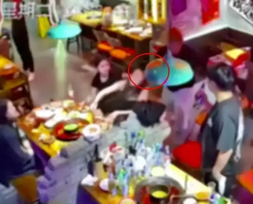 影/強行買單逼陪酒不成「拖拽辣妹頭髮」　全網拳頭硬！下場曝：行拘15天