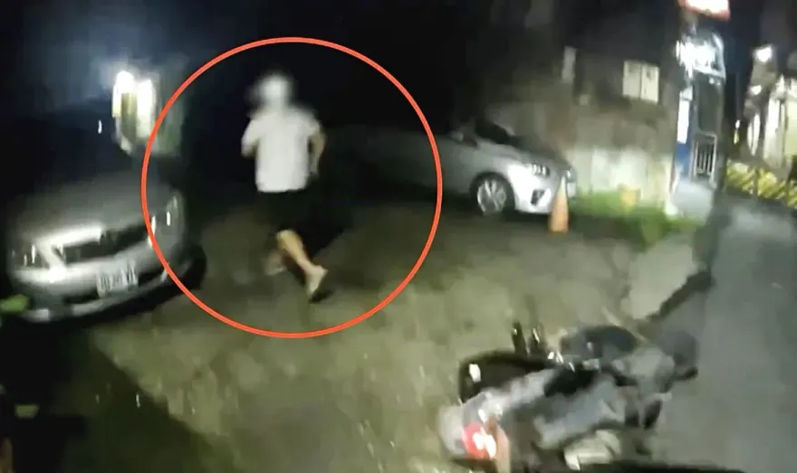 影/追捕片！攜毒男騎車違規遭攔檢卻加速逃　沿途丟毒品棄車奔死巷遭逮